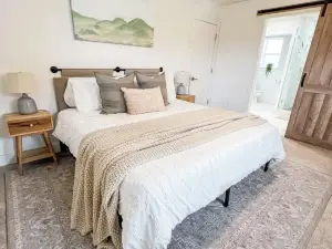 Modern Lux Upstairs Unit Near SLC W/ King Bed, Yard, Garage and Washer/Dryer
