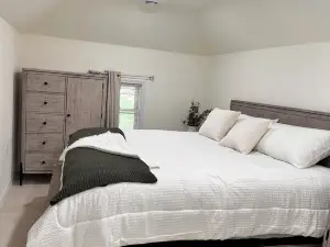 Charming 2-bedroom apartment with WiFi, AC in wonderful Marshall.