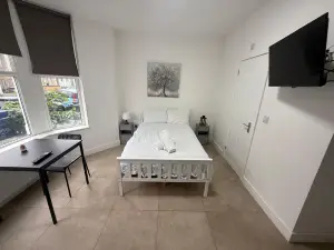 Cozy Studio Flat - With Garden and Modern Amenities