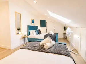 Spacious 3BR Flat Sleeps 10 for Groups & Family