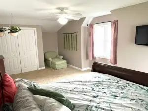 Huge waterfront lake house on Manitou- perfect year round retreat, sleeps 10