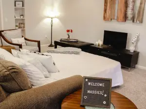 Roomy Apt. Downtown Floyd; Golden Maple Homestays