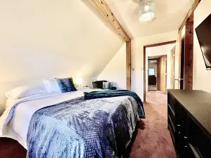 Stay near Jay Peak at your own private cabin with 18 brookside acres!