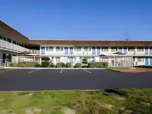 Super 8 by Wyndham Turlock