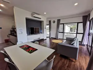 ROXY SEMATAN BEACH TOWNHOUSE (DELUXE A+)