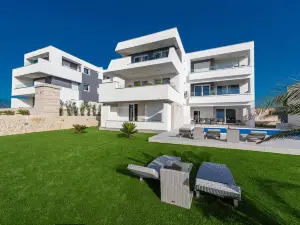 Apartments & Rooms Pool Villas Maris