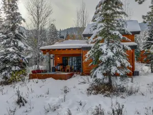 Golf Course Front and Hot Tub - Stunning Mountain Sanctuary