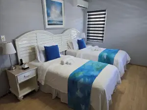 Modern Townhouse Located Near To City, Public Transport, Restaurants And Beaches