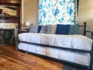 Petfriendly 2-bedroom apartment with AC only on bedroom & WiFi in Norwich