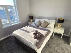 West Midlands Home - 3BR w/FREE Parking and WIFI