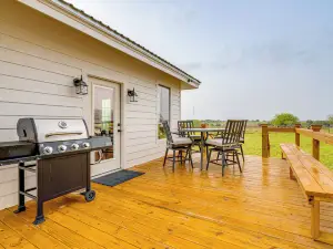 Furnished Deck + Views: Rural Schulenburg Retreat