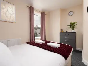 5 Bedroom in-Birkenhead Wirral-Free Parking-Free Internet and work place