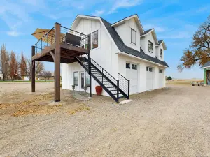 Home w/ Farmstyle Loft & Views, Mins to Dtwn