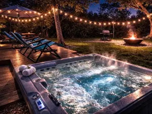 Secluded Cabin w/ Hot Tub • No Neighbors • 15 Min to Texas A&M Aggieland Getaway