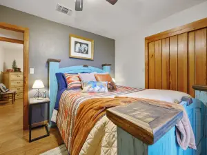 Fantastic Mountain Views, Game Room, 16 Acres, High Speed Internet and Privacy.