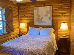Cozy Cabin, Jacuzzi Tub, Kitchenette, Screened in Porch, Mountain Views.