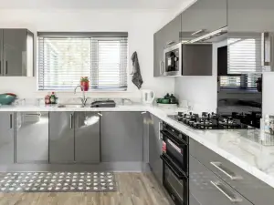3 Bed House - Sleeps 5 - Parking - Garden - Wifi