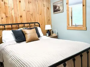 Cozy 3BR Retreat w/ Resort Perks - Pools, Hot Tub, & Skiing!