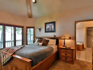 Cheif Lake Lodge บ้าน 4 ห้องนอนโดย RedAwning