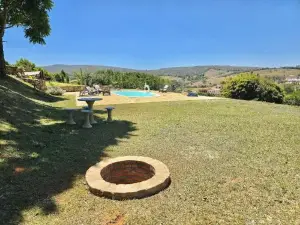 Chalés Vila Carrancas - Ao Lado do Centro Com Piscina, Cozinha Completa e Muita Tranquilidade