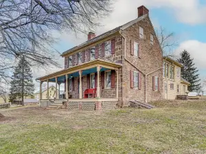 Rural & Historic Detour Escape w/ Horses On-site!