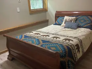 Adirondack Cabin w/Kayaks, Direct Snowmobile&ATV Trails, Swimming, Hiking, WiFi