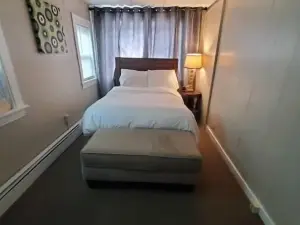 Cozy 2 bedroom, downtown, free parking, FIOS