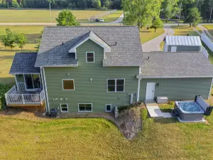 Waterfront Haven with Hot Tub and Stargazing - Exquisite Family Retreat