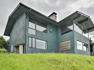 Deck & Sweeping Views: Family Union Home