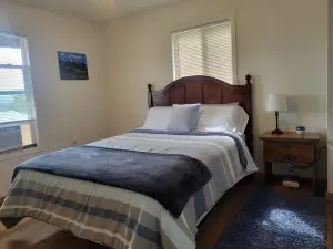 Charming 3/2 home with deck to enjoy mountain views in peaceful Bonners Ferry