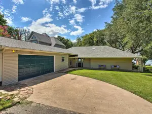 Remodeled Cedar Creek Lake Retreat w/ Fire Pit!