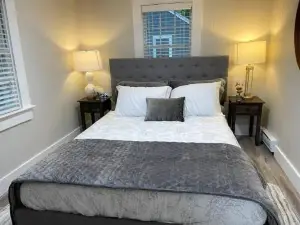 Cheerful 1 Bedroom Cottage Close to Everything 5