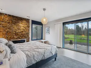 Sprawling Yard and Vintage Charm - Charming Golfside Retreat