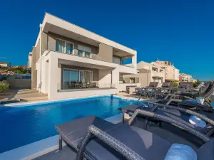 Apartments with Pool Villa Zora