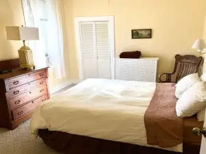 Beautiful Apartments in a turn-of-the-century historic building-Apt A