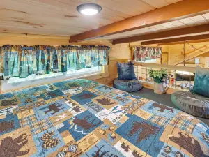 7 Mi to Lake Lure: Mill Spring Cabin w/ Hot Tub