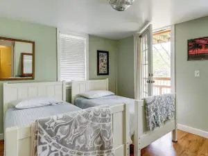 Riverside Franklin Townhome: 2 Private Balconies!