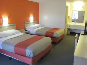 Travelodge by Wyndham Lansing