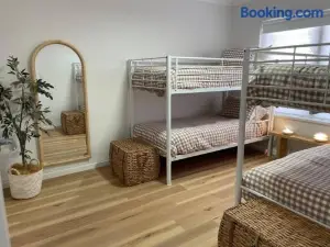 'Rocks Retreat' - Dunbar Court Unit 2 - Renovated & Centrally Located