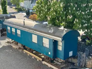 Gleis 1, Eisenbahn Waggon mit Whirlpool und Ofen