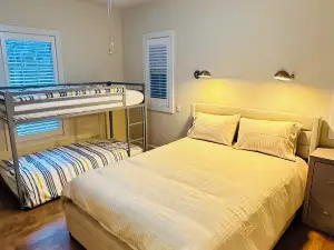 Cozy Modern Home,close to beach! Private hottub.Community pool 4 houses away