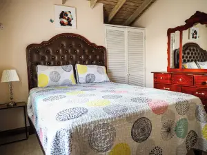 Charming gated 2-bedroom house with WiFi, AC,  and spacious yard