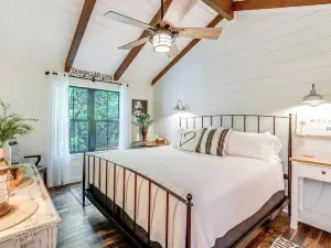 Deck & Fire Pit Bliss: Mountaintown Creek Cottage!
