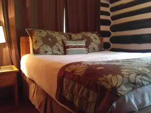 Historic Riverside Log Cabin - Stay Waterfront!