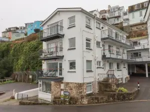 3 Dolphin Court