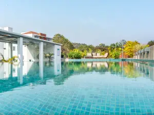Modern 2BHK w Rooftop Pool 10 Mins Drive to Beach