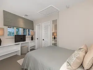 Spacious 5-bedroom house with beautiful backyard with pool in Key Biscayne