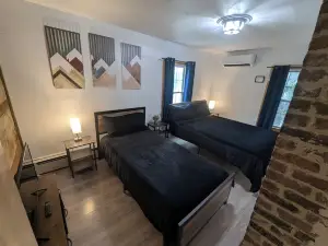 Modern Downtown Escape HotTub Fire Pit Games 12Ppl