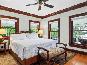 The Lake Ellis Lodge by Avantstay Sleeps 24 Private Lake + Beach + Dock Pool + Chef's Kitchen