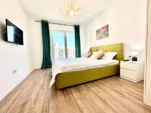 Kasper Coresi Mall - Rise Private Apartments & Suites